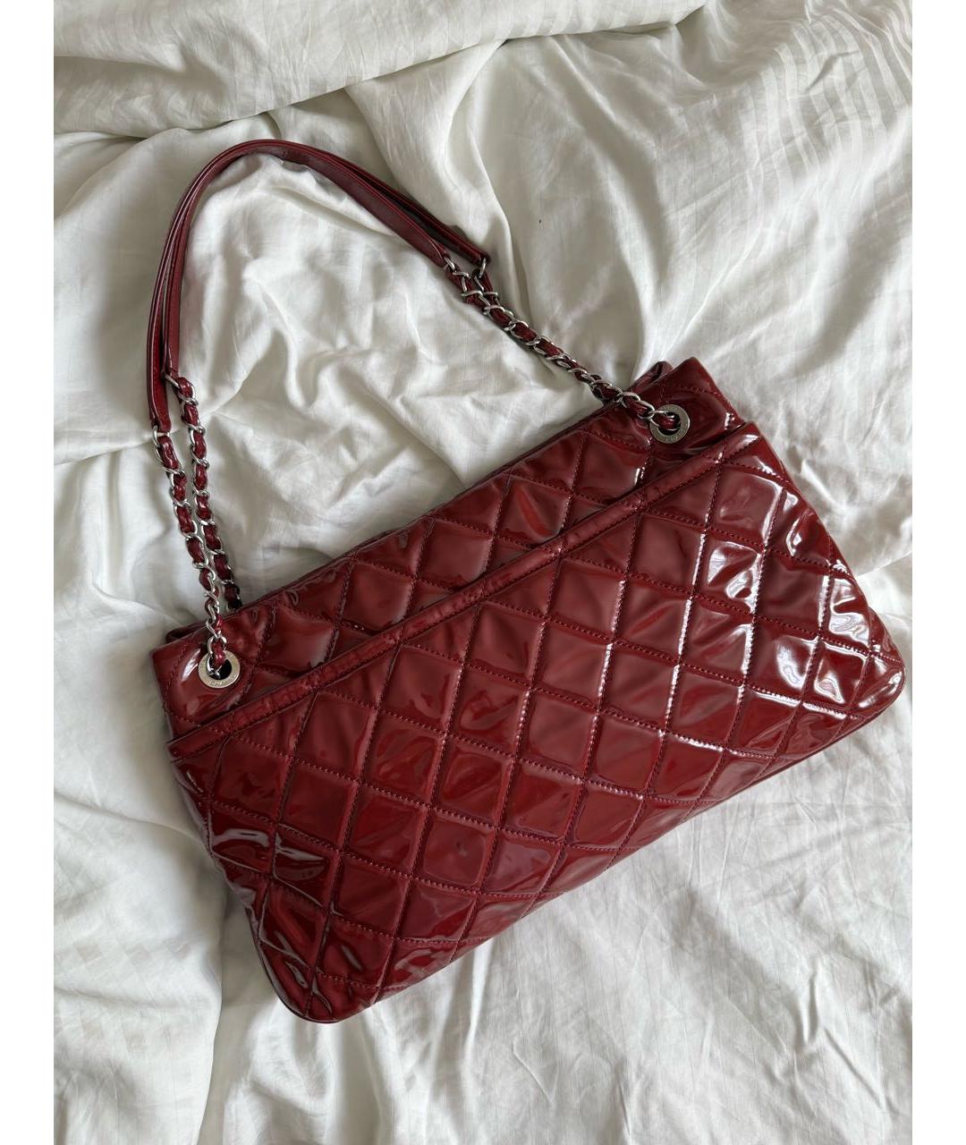 CHANEL Красная сумка с короткими ручками из лакированной кожи, фото 2