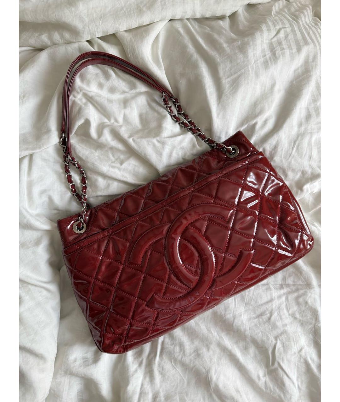 CHANEL Красная сумка с короткими ручками из лакированной кожи, фото 9