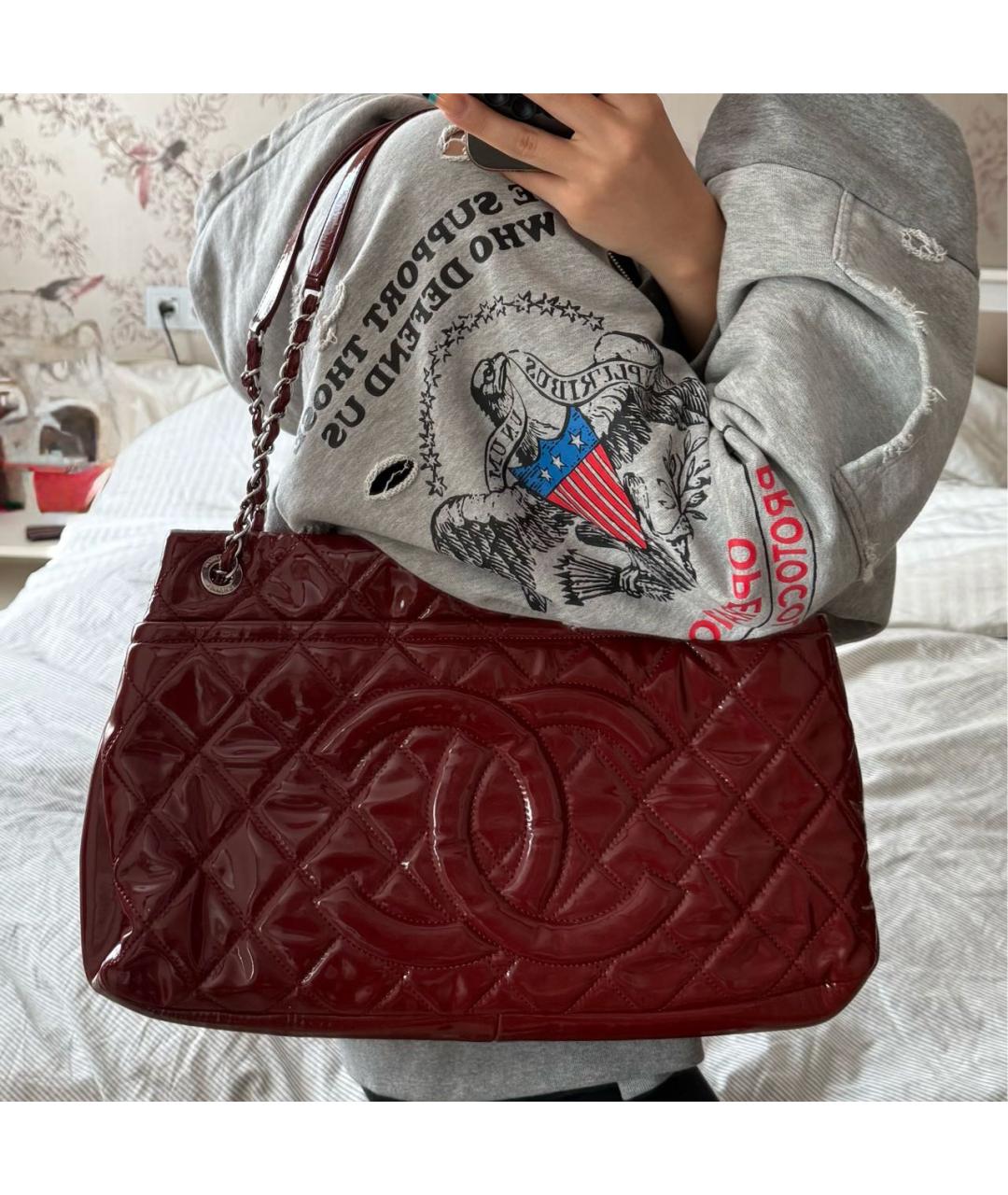 CHANEL Красная сумка с короткими ручками из лакированной кожи, фото 8