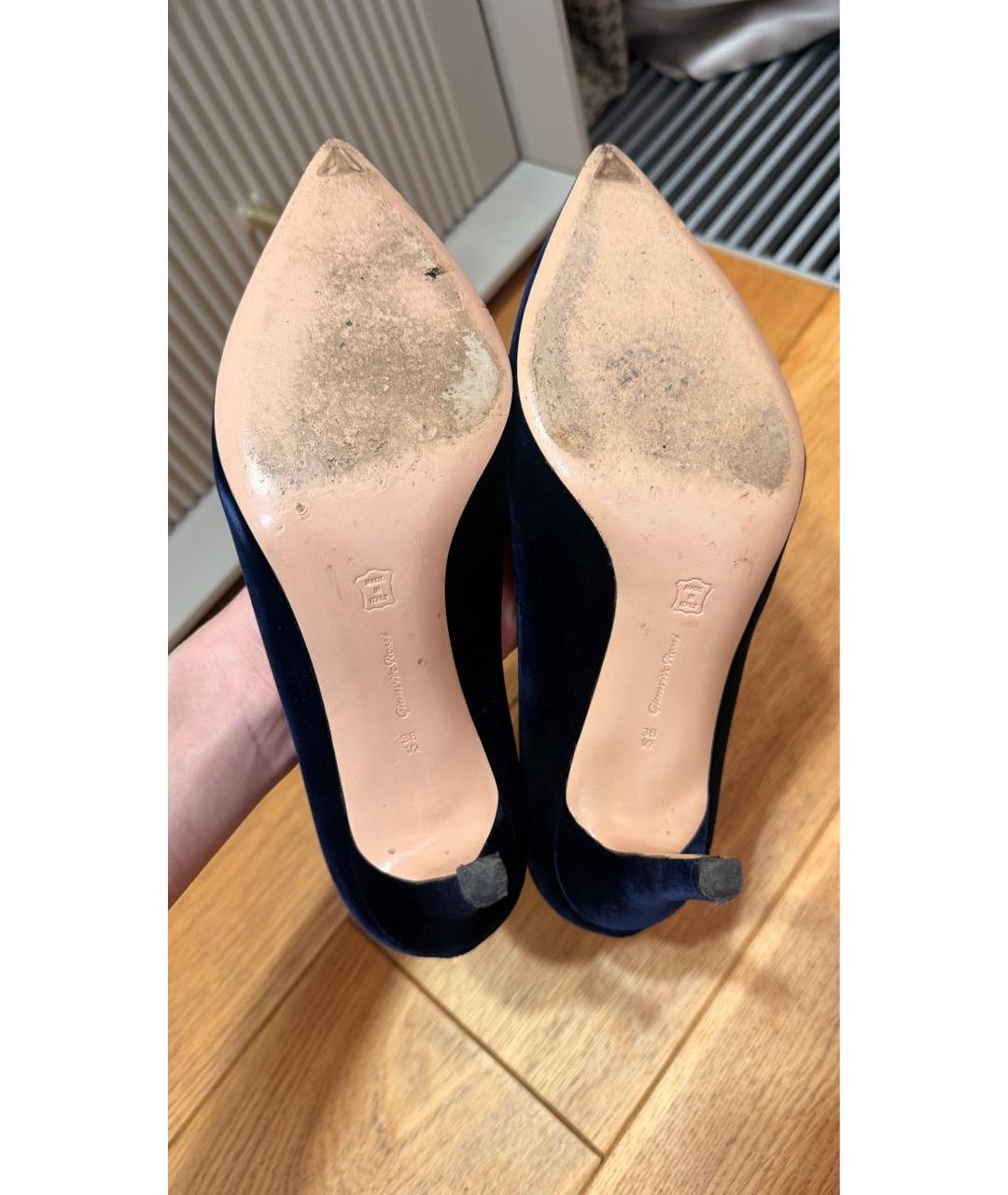 GIANVITO ROSSI Темно-синие бархатные лодочки на низком каблуке, фото 4