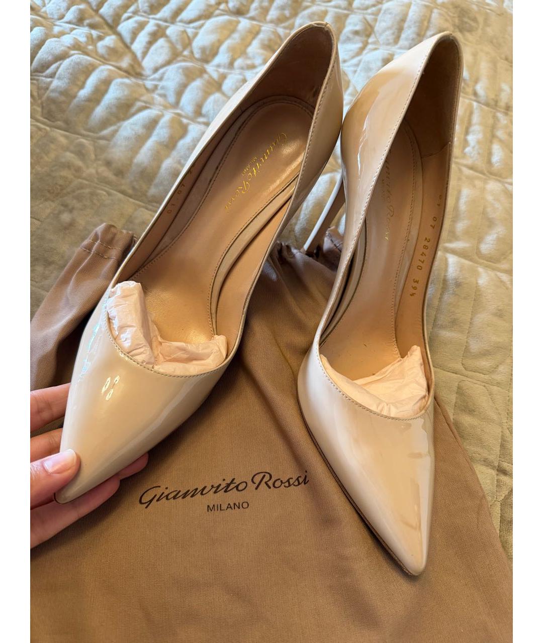 GIANVITO ROSSI Бежевые туфли из лакированной кожи, фото 4