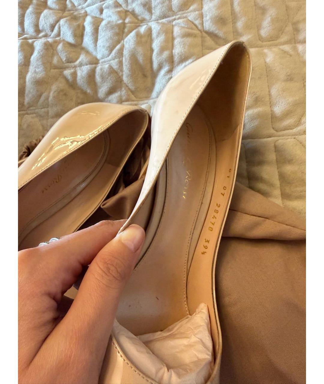GIANVITO ROSSI Бежевые туфли из лакированной кожи, фото 5