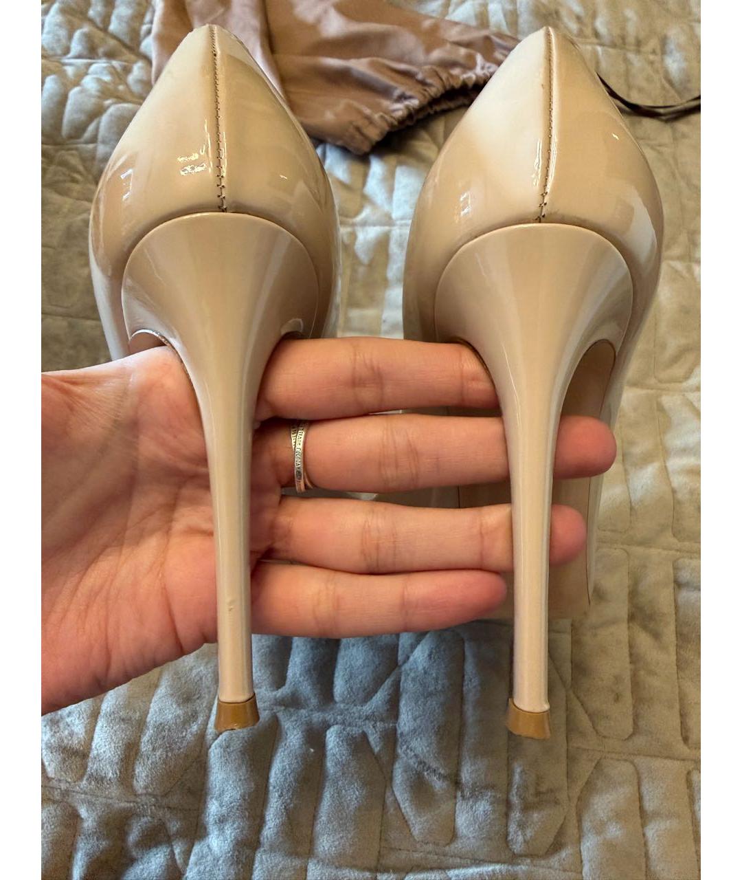 GIANVITO ROSSI Бежевые туфли из лакированной кожи, фото 2