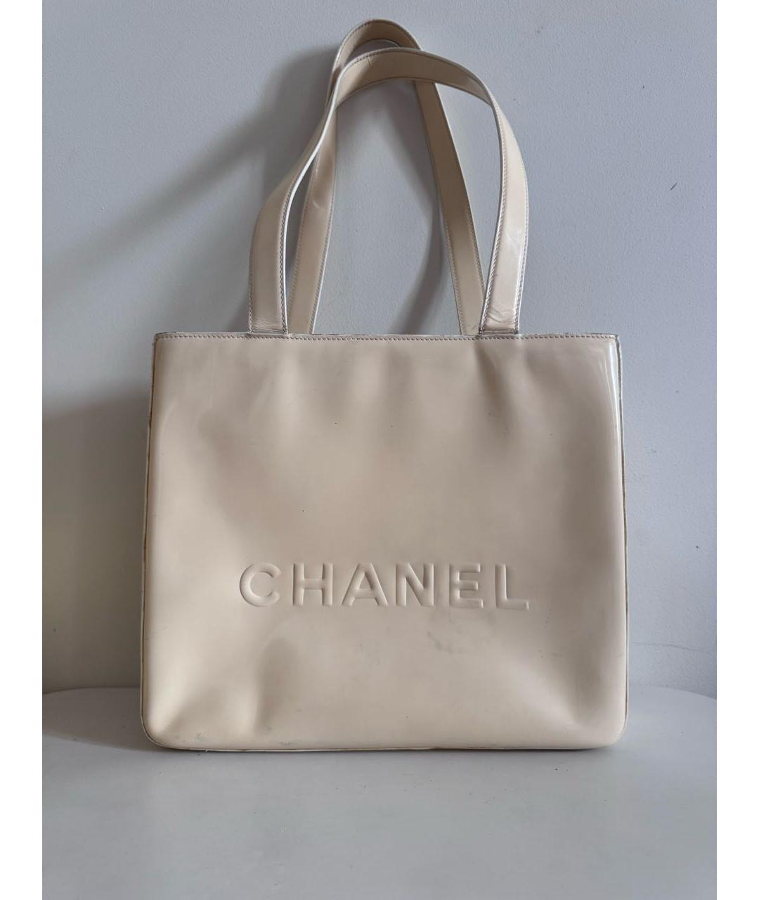 CHANEL Бежевая сумка тоут из лакированной кожи, фото 8