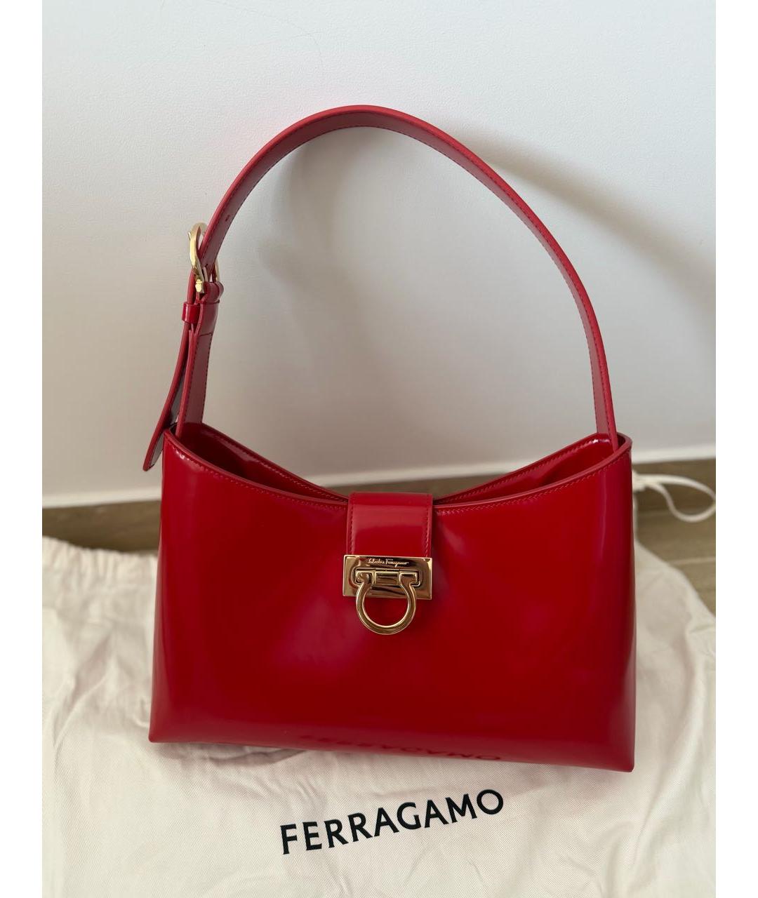 FERRAGAMO Красная сумка с короткими ручками из лакированной кожи, фото 5