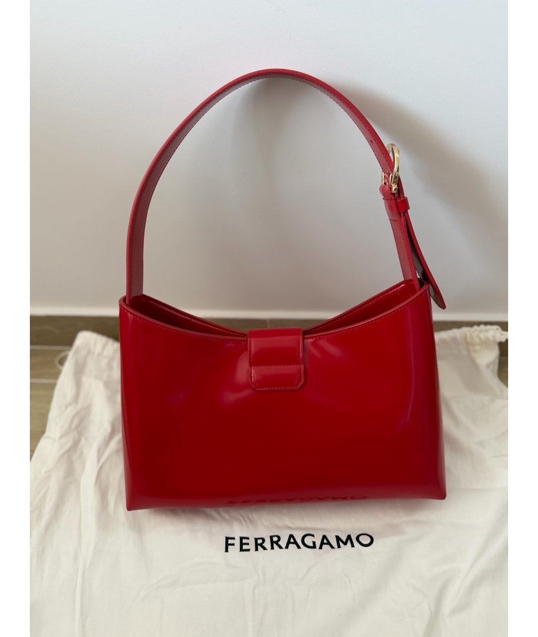 FERRAGAMO Красная сумка с короткими ручками из лакированной кожи, фото 2