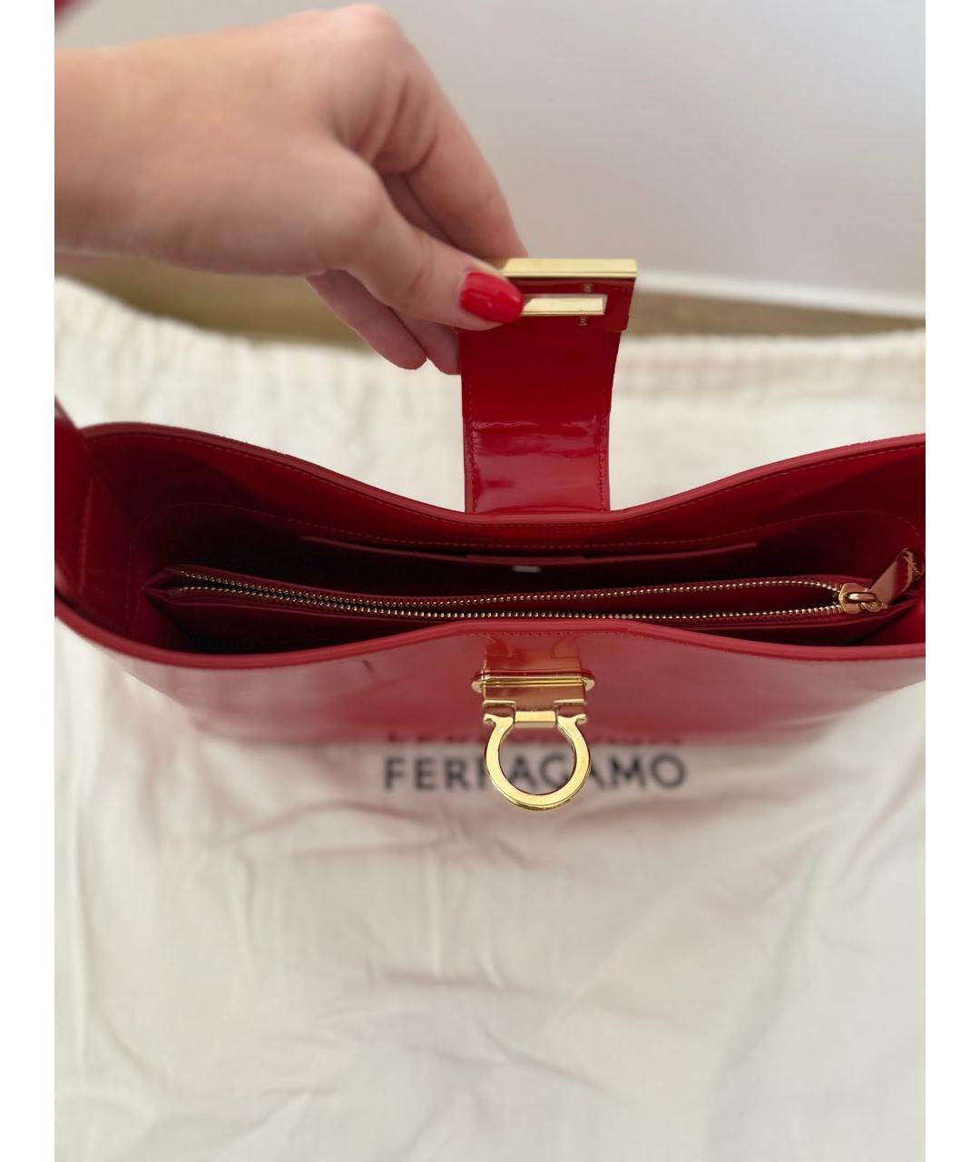 FERRAGAMO Красная сумка с короткими ручками из лакированной кожи, фото 4