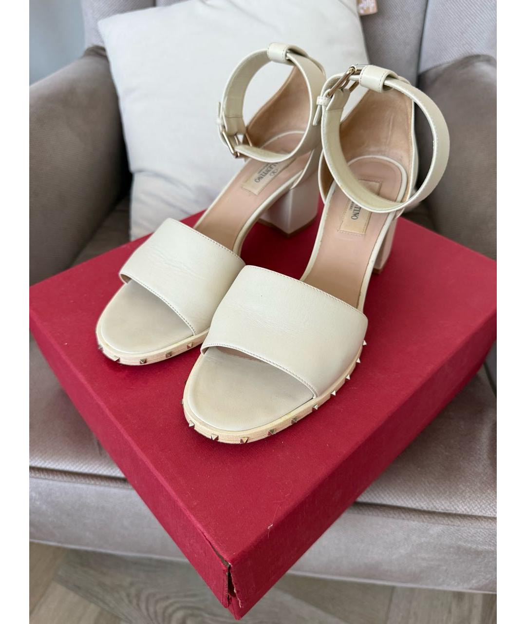VALENTINO Бежевые кожаные босоножки, фото 2