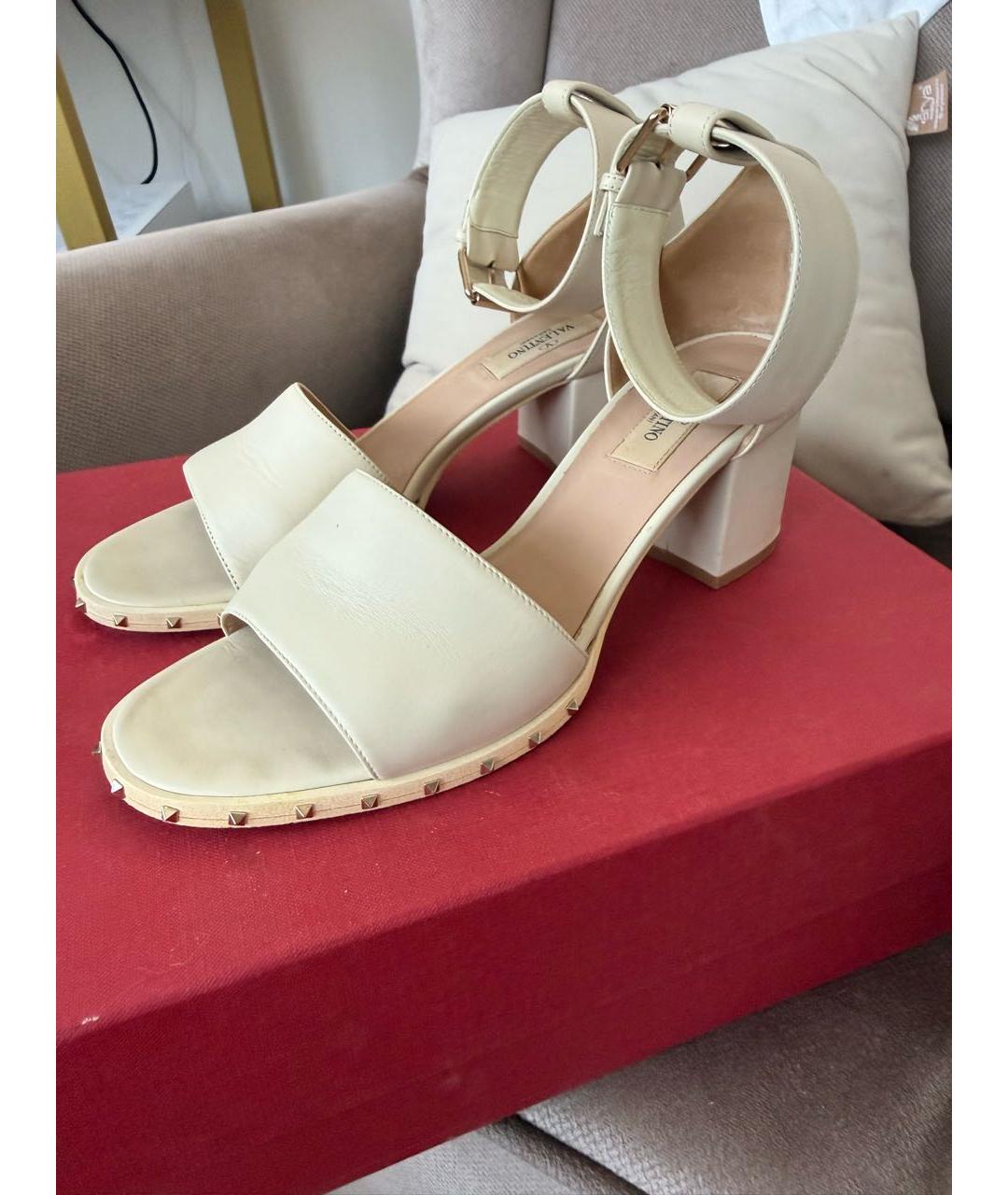 VALENTINO Бежевые кожаные босоножки, фото 8