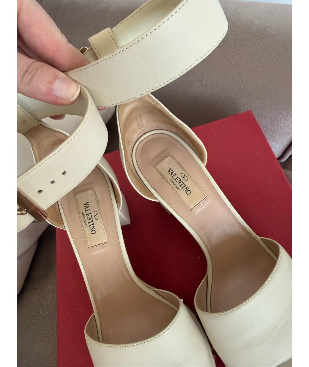 VALENTINO Бежевые кожаные босоножки, фото 3