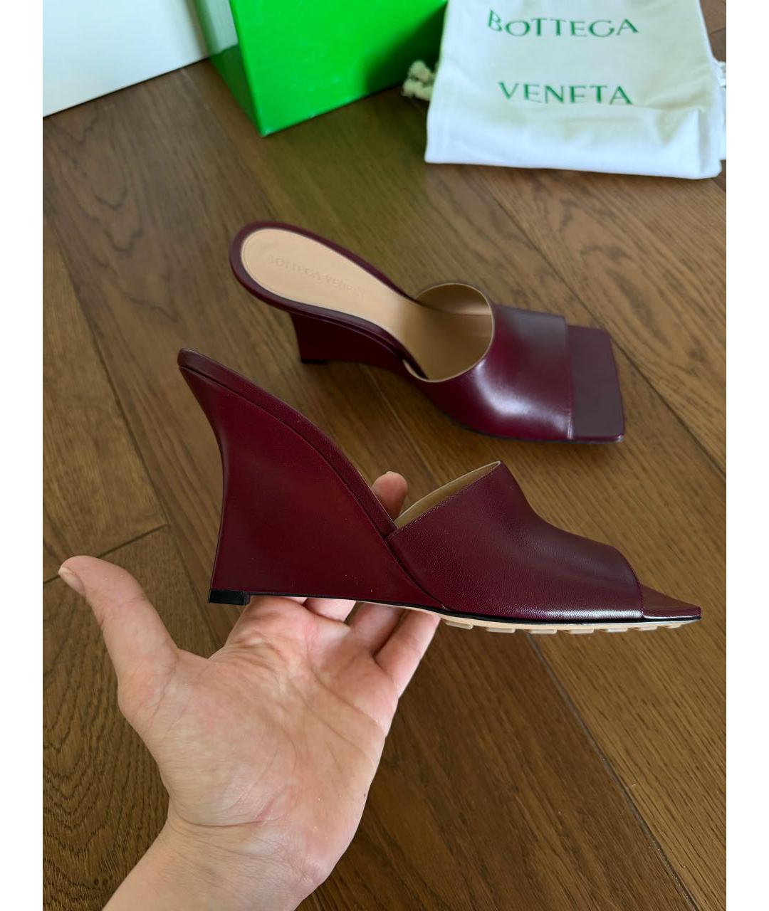 BOTTEGA VENETA Бордовые кожаные мюли, фото 5