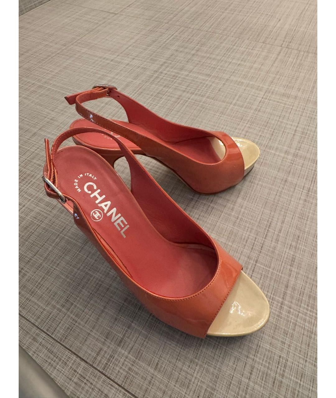CHANEL Коралловые босоножки из лакированной кожи, фото 3