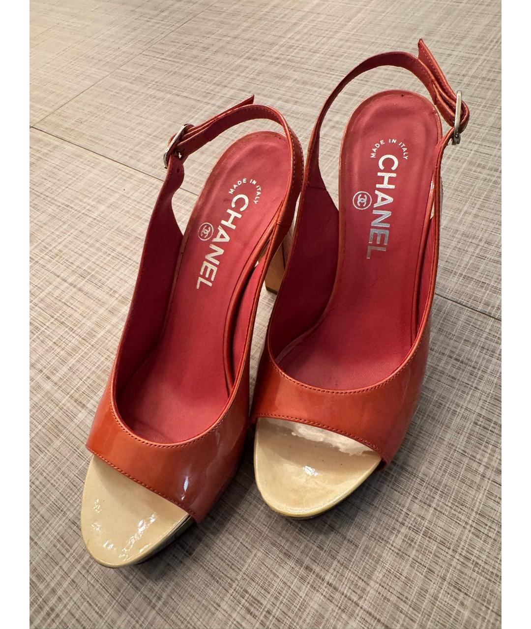 CHANEL Коралловые босоножки из лакированной кожи, фото 2
