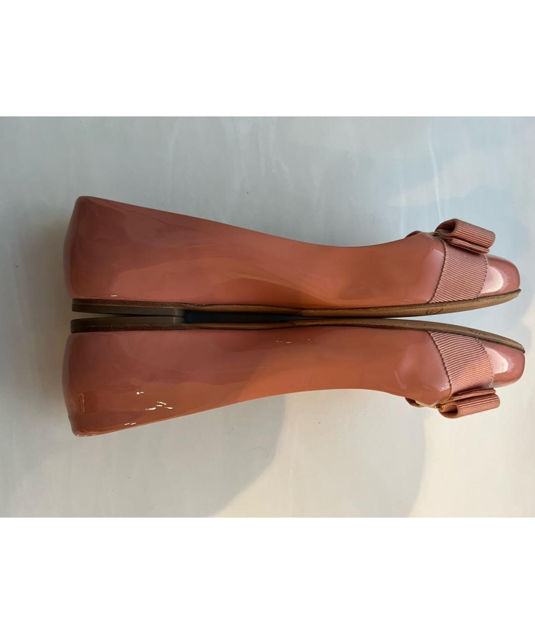 FERRAGAMO Коралловые балетки из лакированной кожи, фото 4
