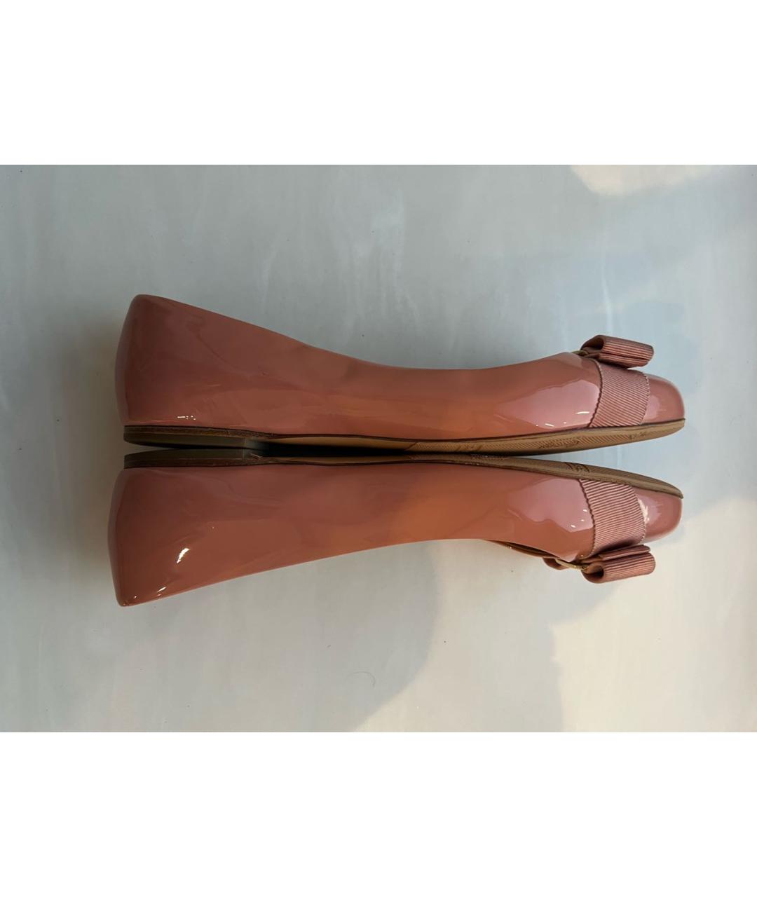 FERRAGAMO Коралловые балетки из лакированной кожи, фото 6