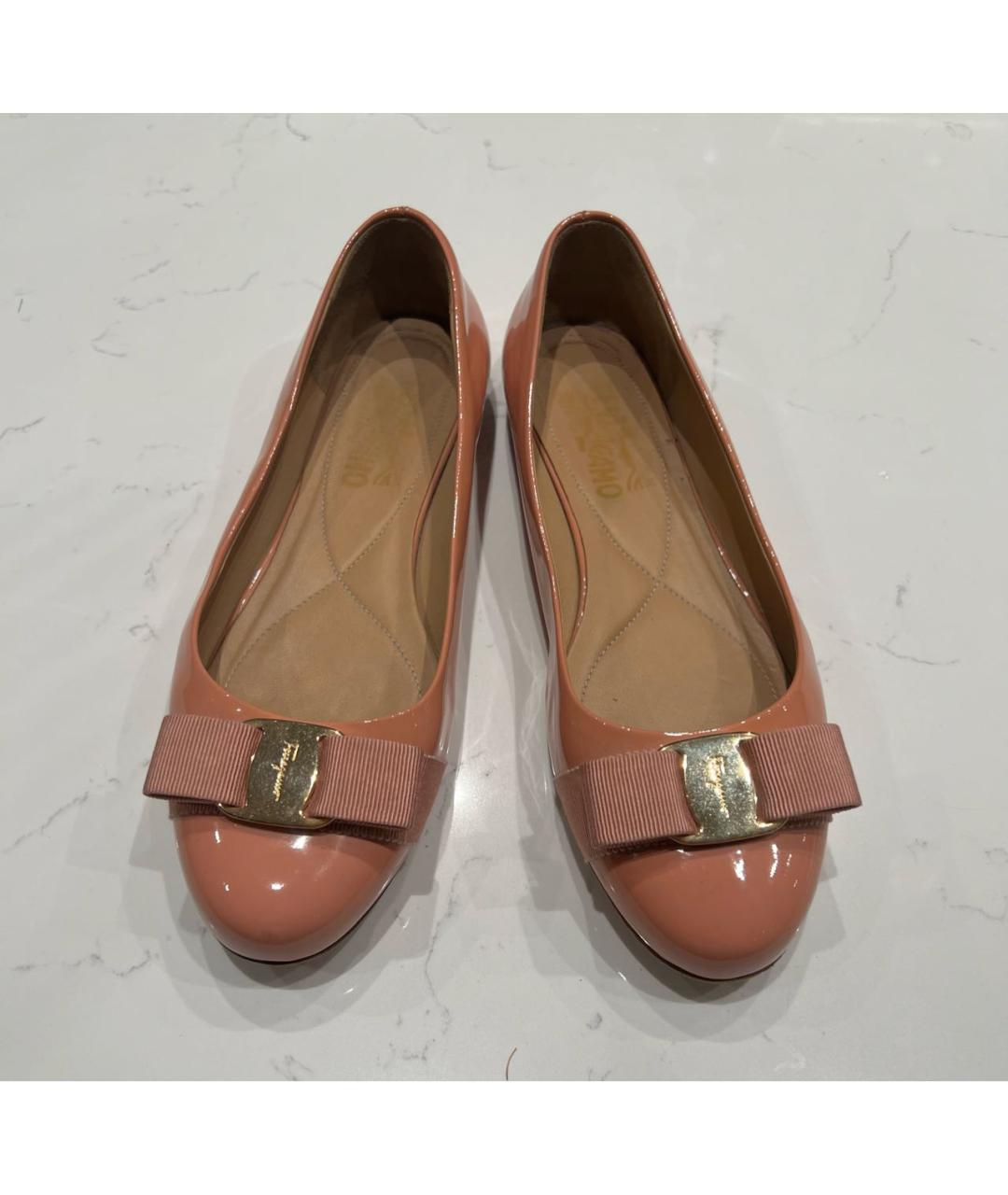 FERRAGAMO Коралловые балетки из лакированной кожи, фото 3