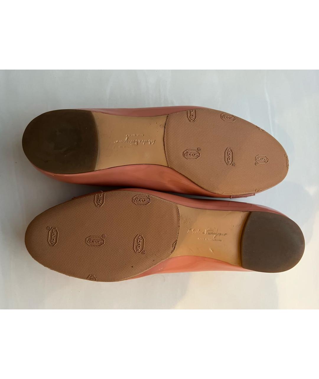 FERRAGAMO Коралловые балетки из лакированной кожи, фото 5