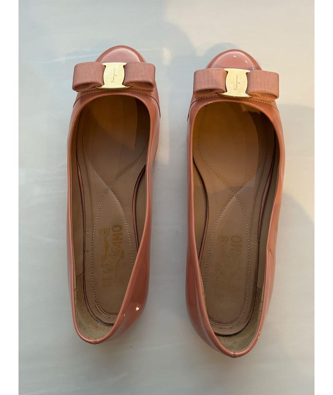 FERRAGAMO Коралловые балетки из лакированной кожи, фото 2
