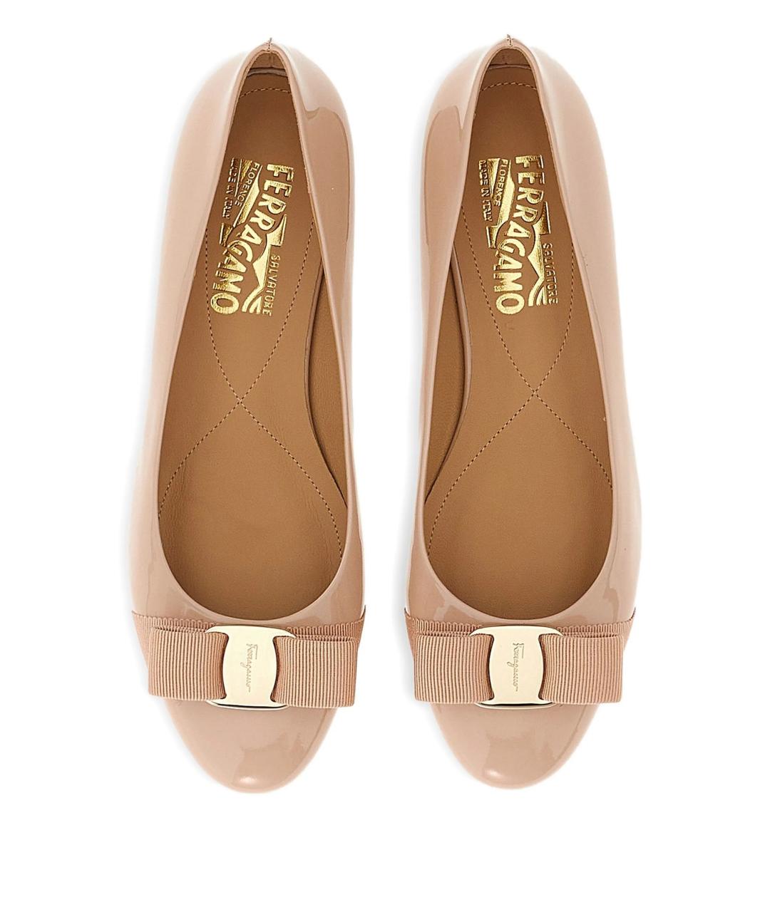 FERRAGAMO Бежевые балетки из лакированной кожи, фото 4