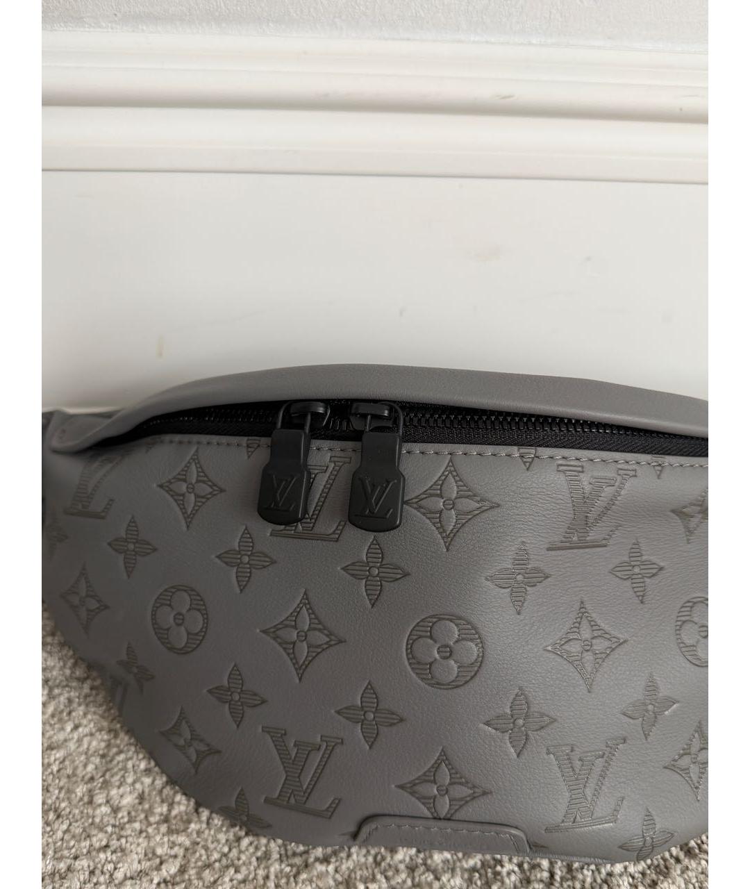 LOUIS VUITTON Серая кожаная поясная сумка, фото 2