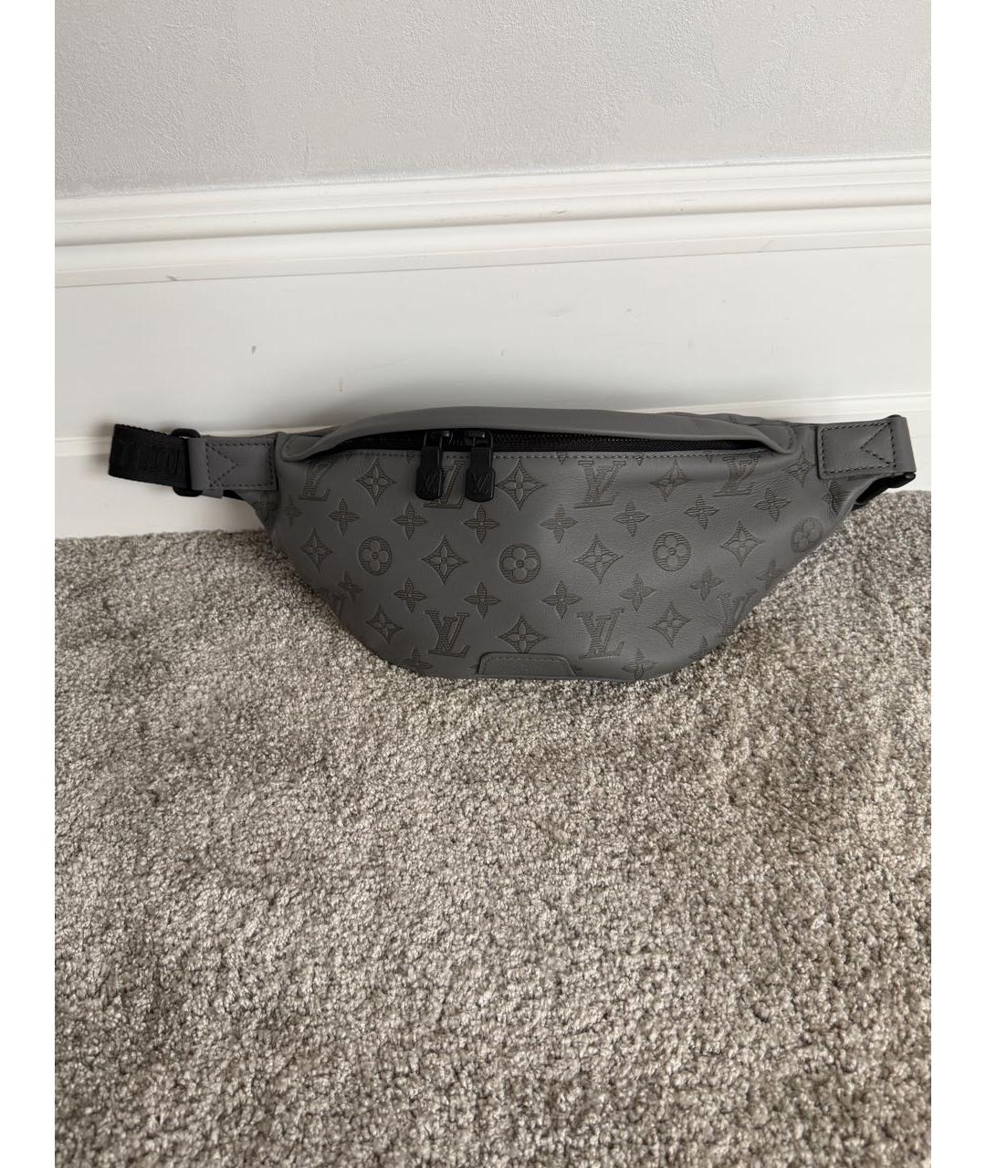 LOUIS VUITTON Серая кожаная поясная сумка, фото 5