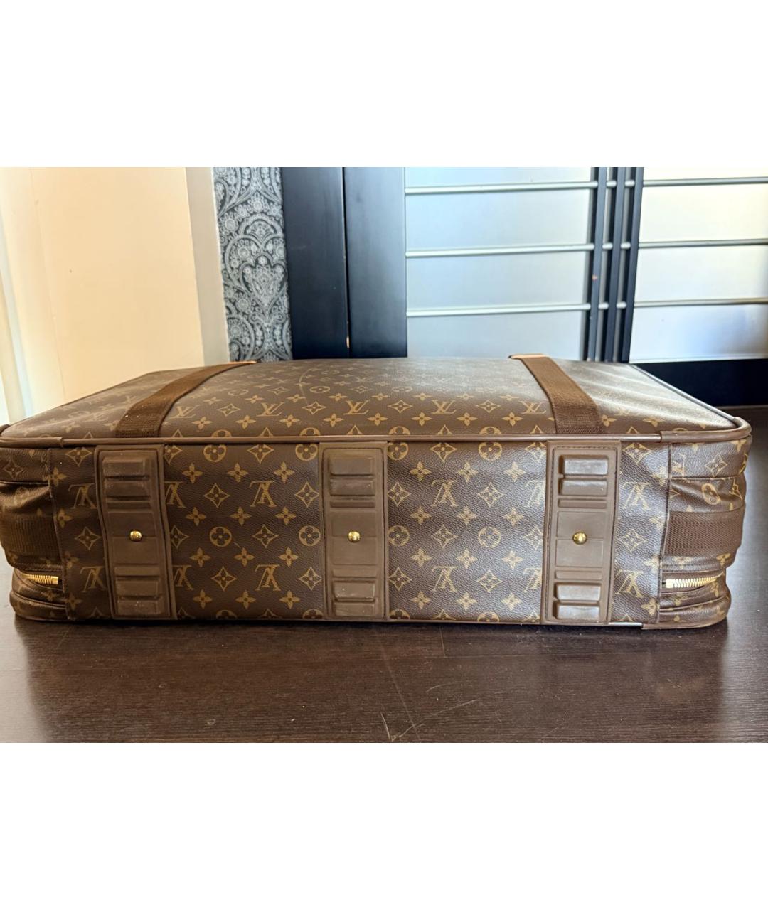 LOUIS VUITTON Коричневый кожаный чемодан, фото 4
