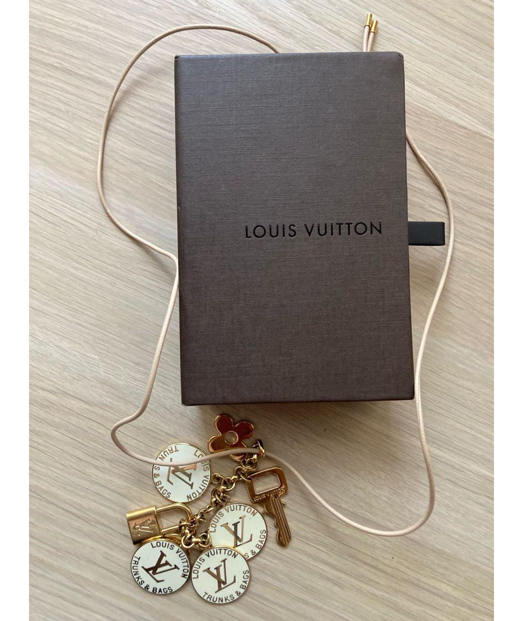 LOUIS VUITTON Золотая металлическая подвеска, фото 2