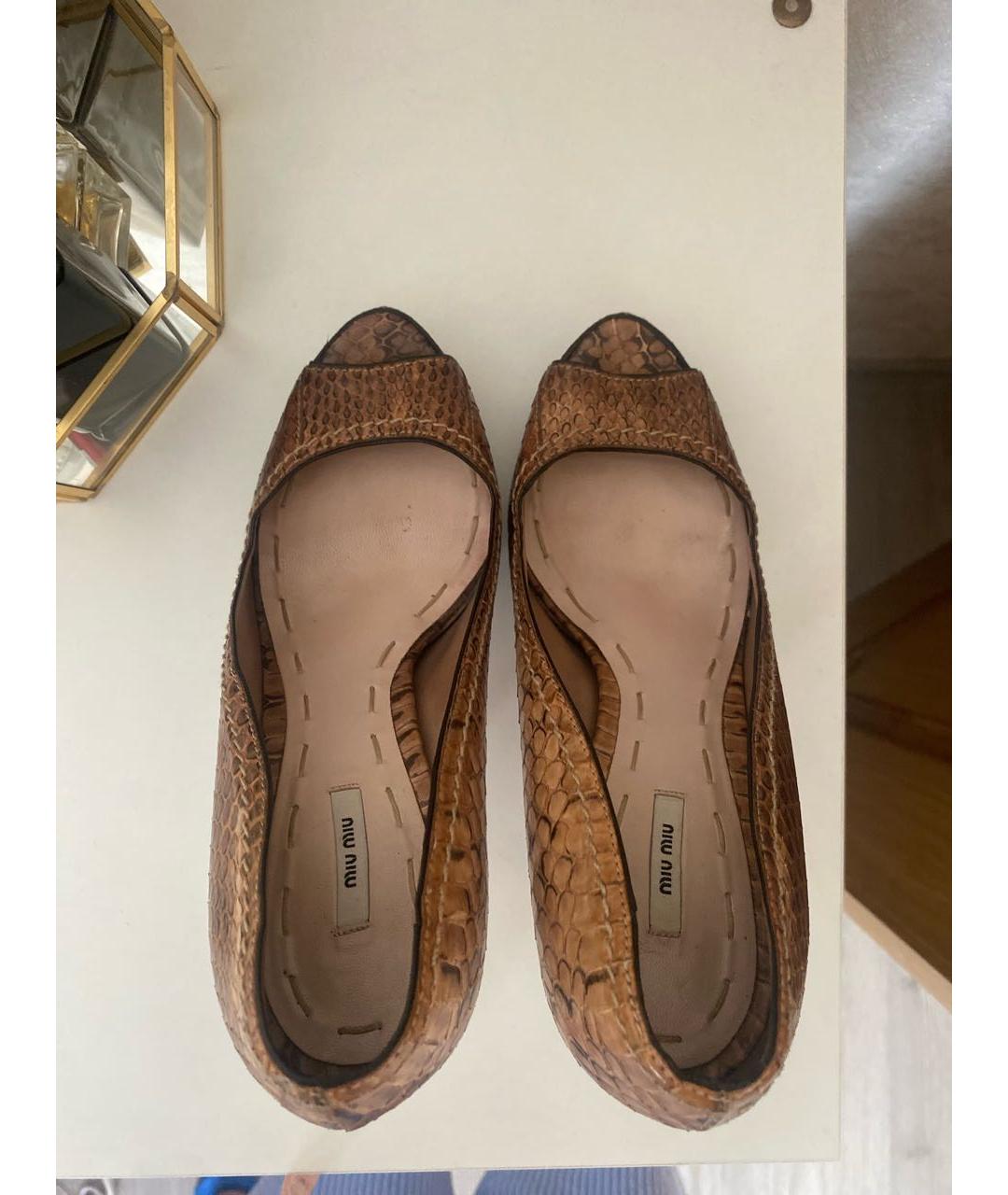 MIU MIU Коричневые босоножки из экзотической кожи, фото 3