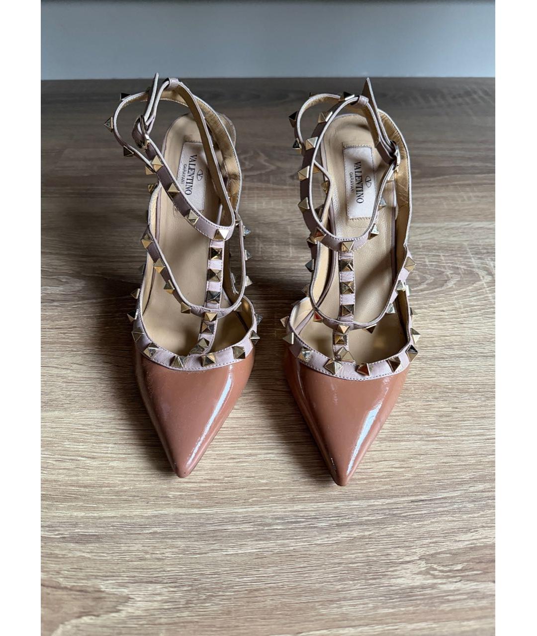 VALENTINO Коричневые босоножки из лакированной кожи, фото 2