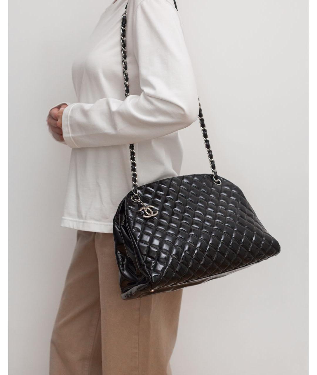 CHANEL Черная сумка через плечо из лакированной кожи, фото 4