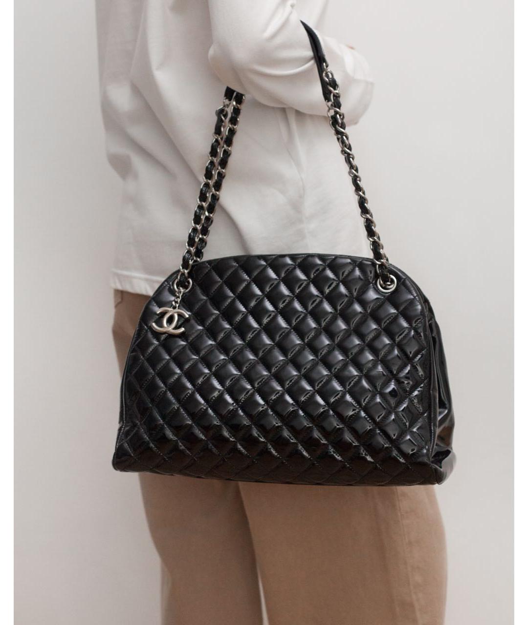 CHANEL Черная сумка через плечо из лакированной кожи, фото 5