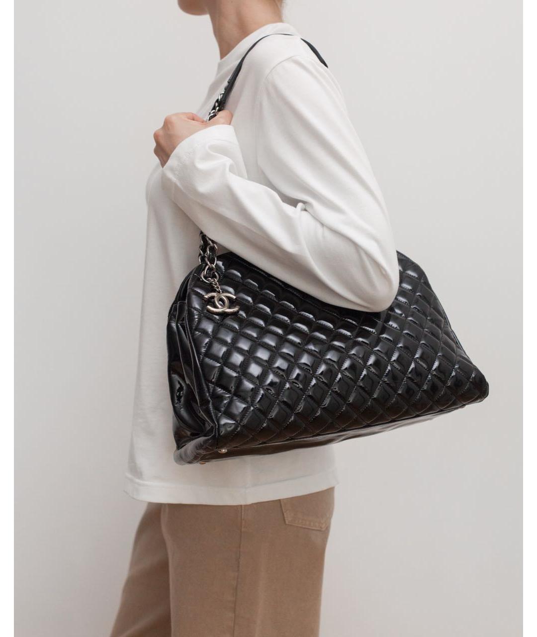 CHANEL Черная сумка через плечо из лакированной кожи, фото 2