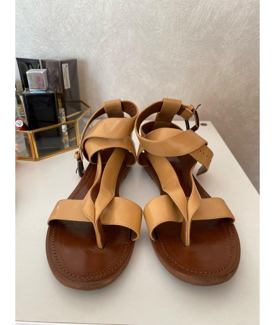 BOTTEGA VENETA Горчичные кожаные сандалии, фото 2
