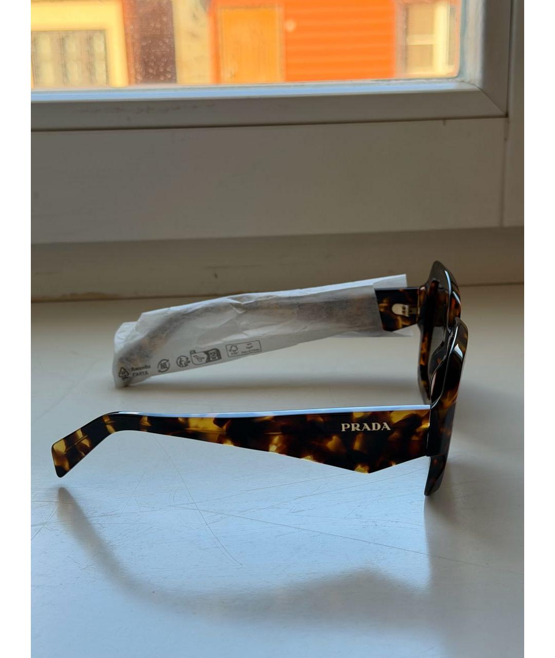 PRADA Коричневые пластиковые солнцезащитные очки, фото 2