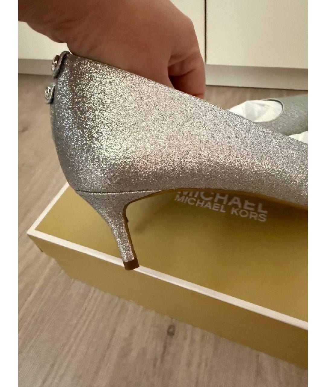 MICHAEL KORS Серебряные туфли из искусственной кожи, фото 4