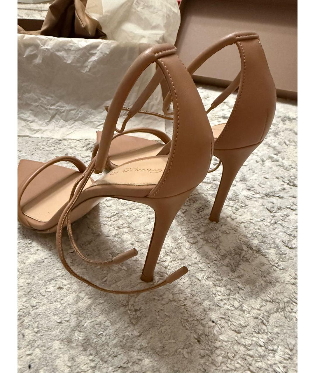 GIANVITO ROSSI Бежевые кожаные босоножки, фото 3