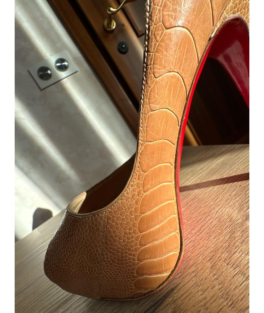 CHRISTIAN LOUBOUTIN Бежевые туфли из экзотической кожи, фото 6