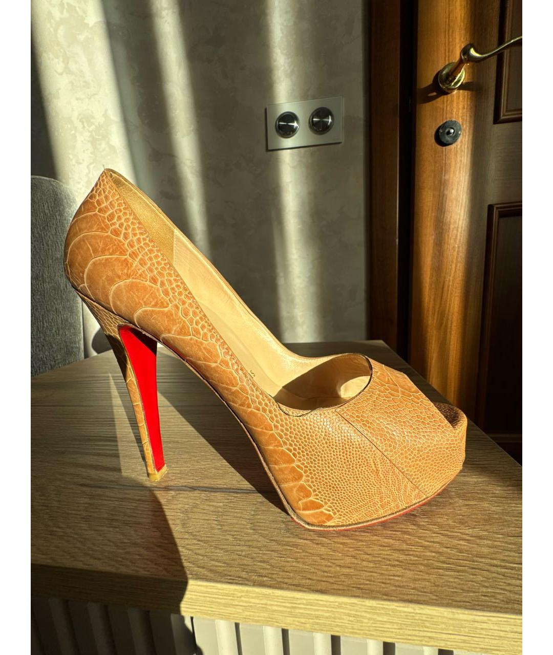 CHRISTIAN LOUBOUTIN Бежевые туфли из экзотической кожи, фото 9