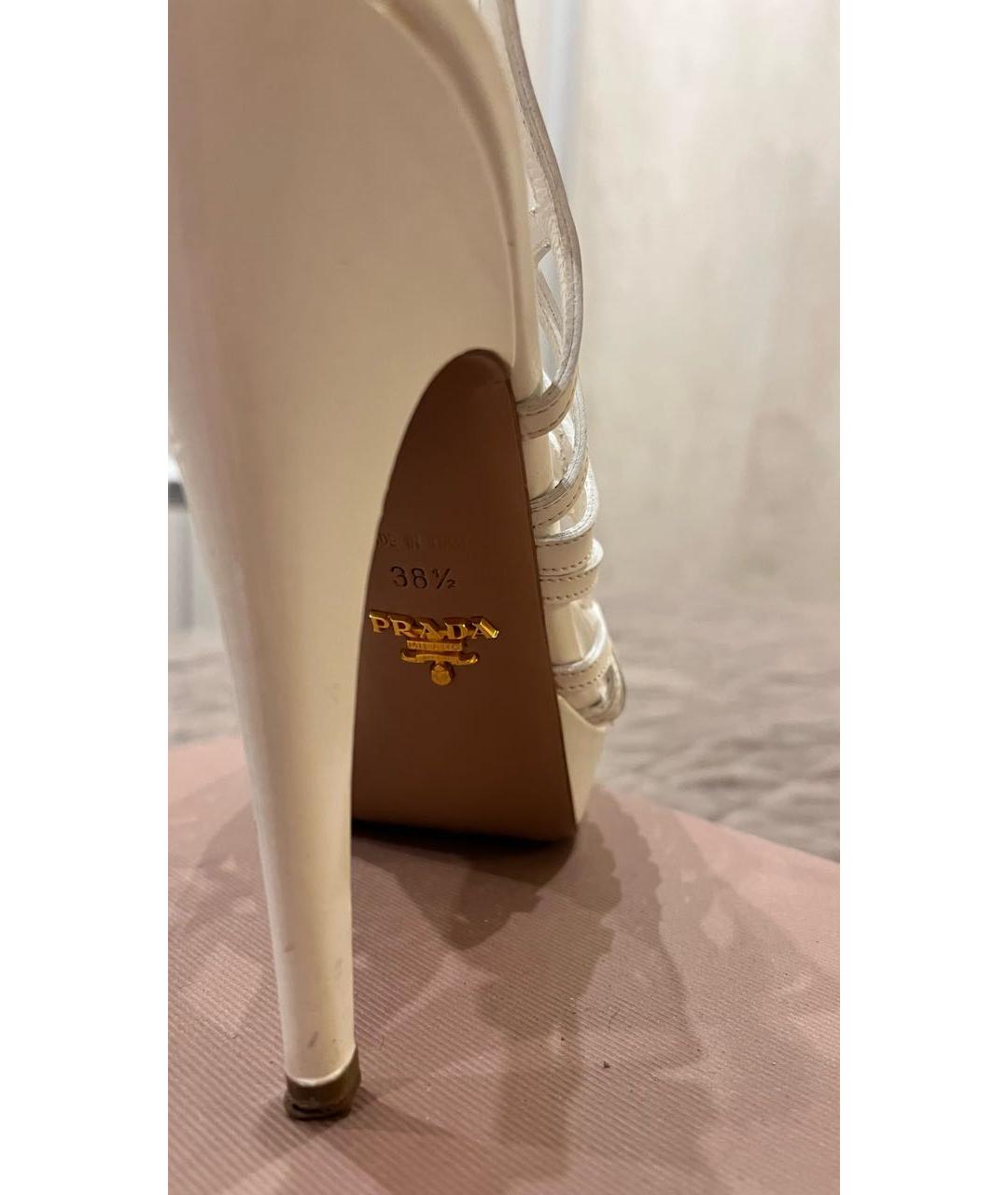 PRADA Белые босоножки из лакированной кожи, фото 4