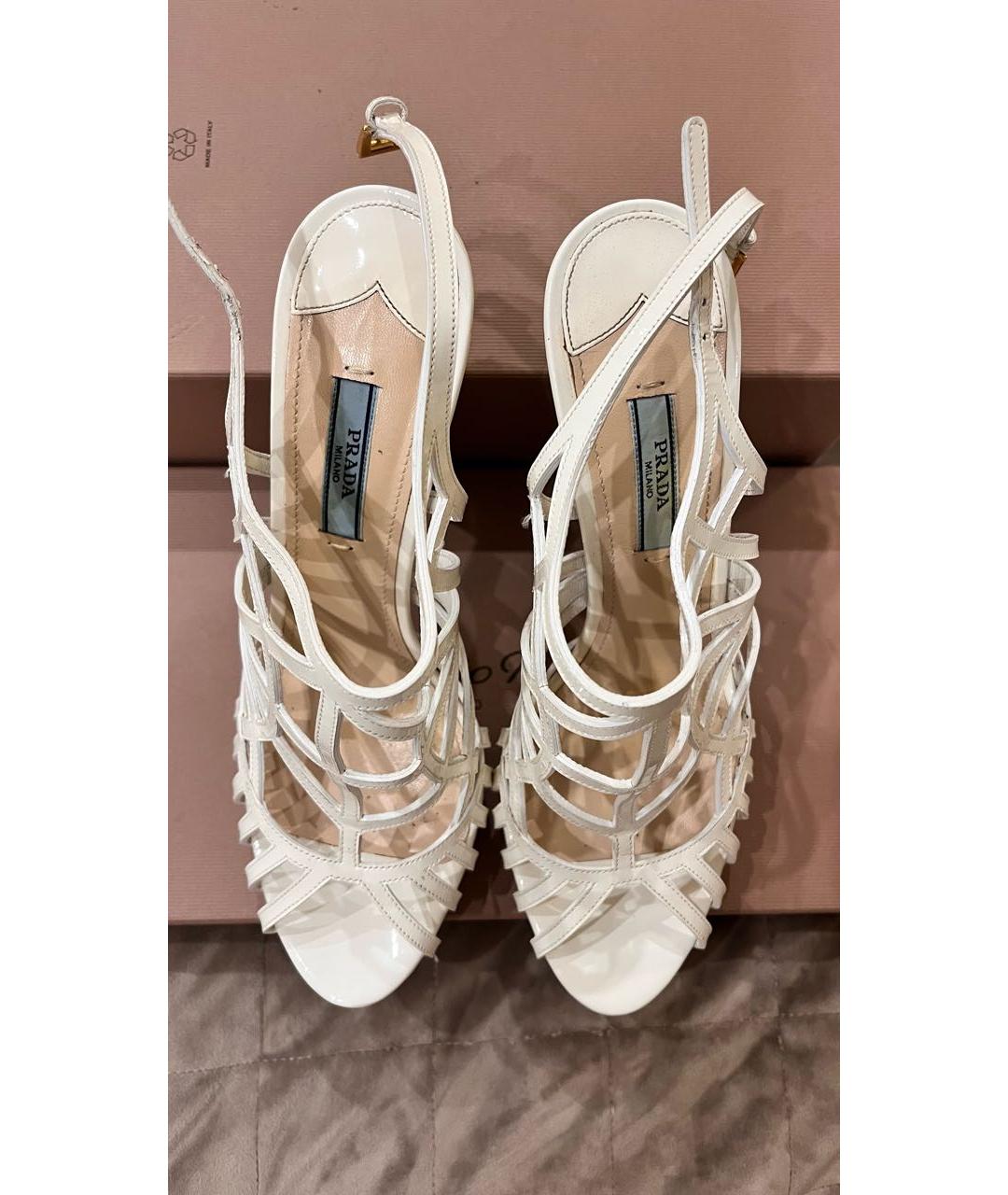 PRADA Белые босоножки из лакированной кожи, фото 3