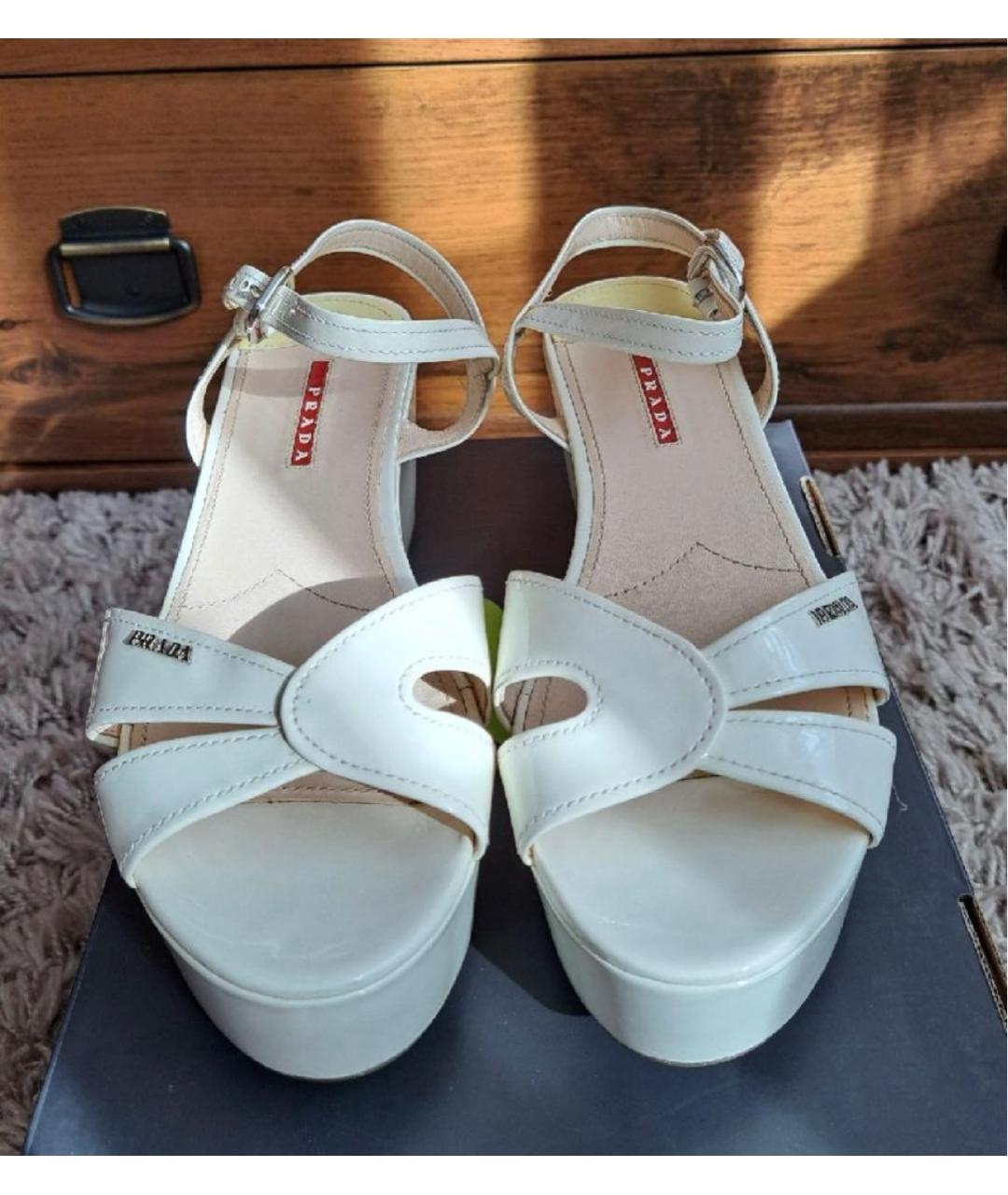 PRADA Бежевые босоножки из лакированной кожи, фото 2