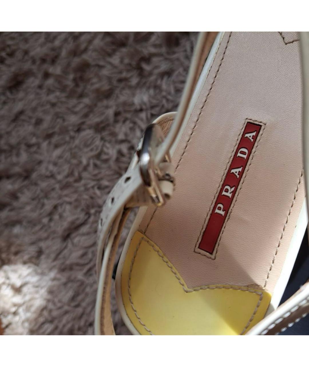 PRADA Бежевые босоножки из лакированной кожи, фото 7