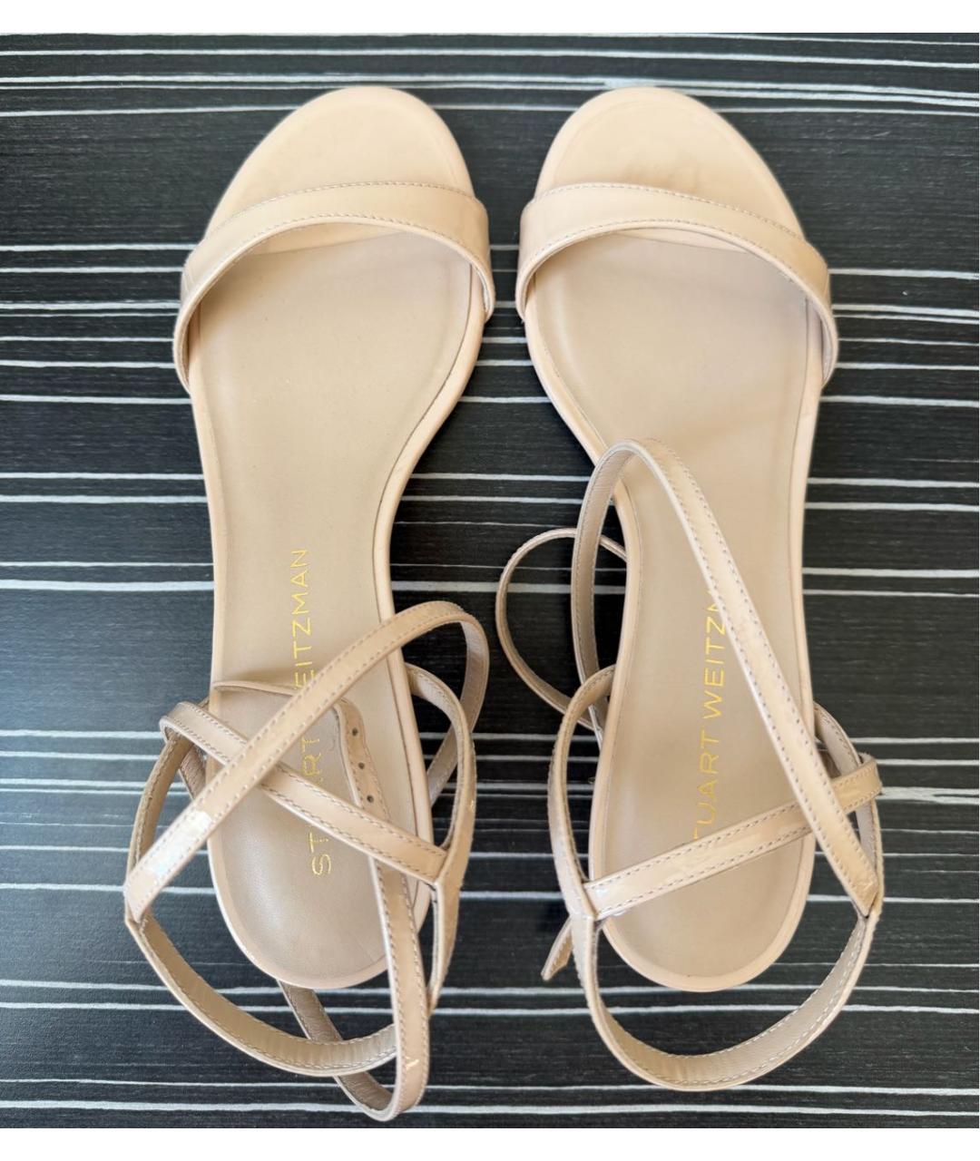 STUART WEITZMAN Бежевые босоножки из лакированной кожи, фото 4