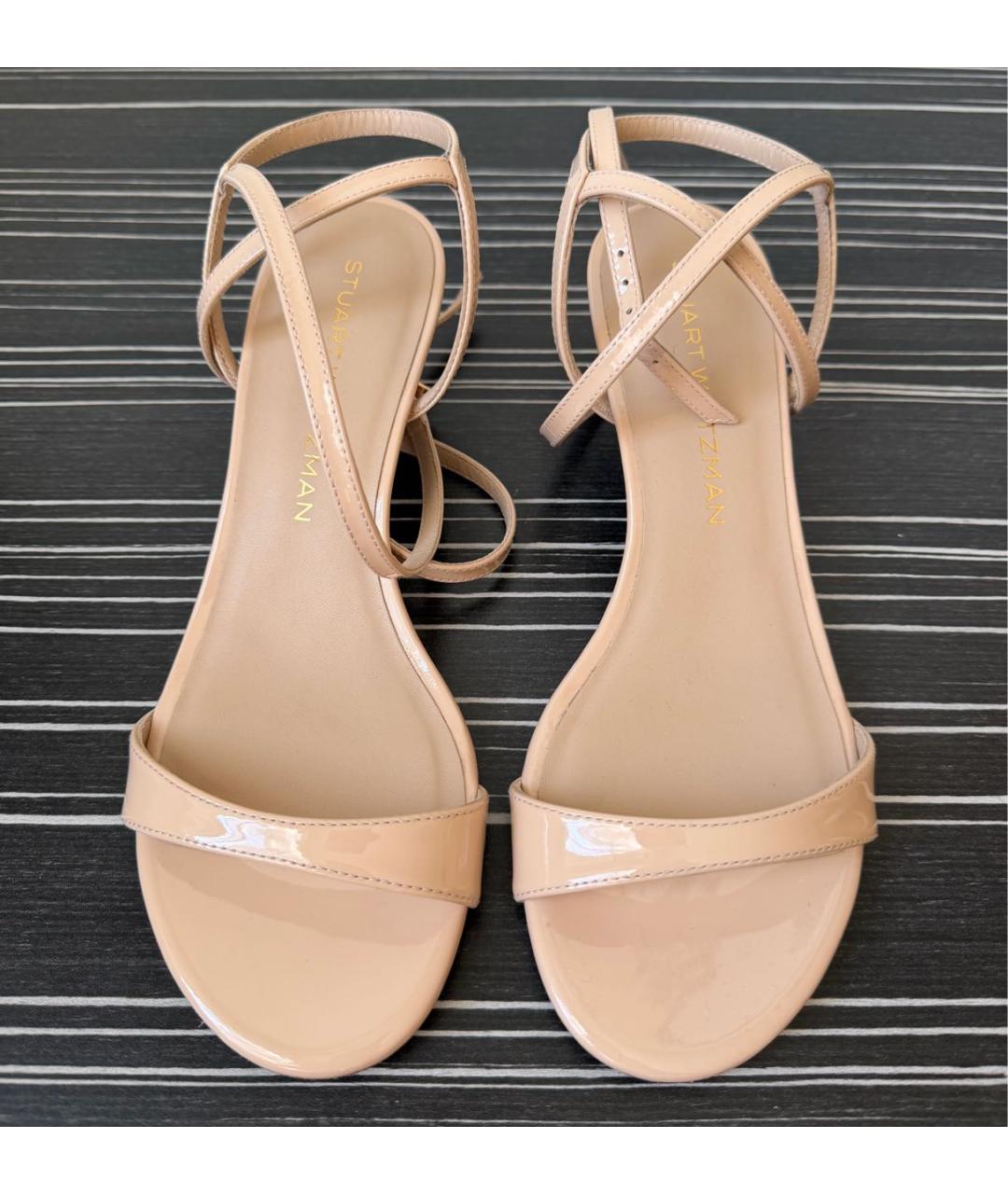 STUART WEITZMAN Бежевые босоножки из лакированной кожи, фото 3