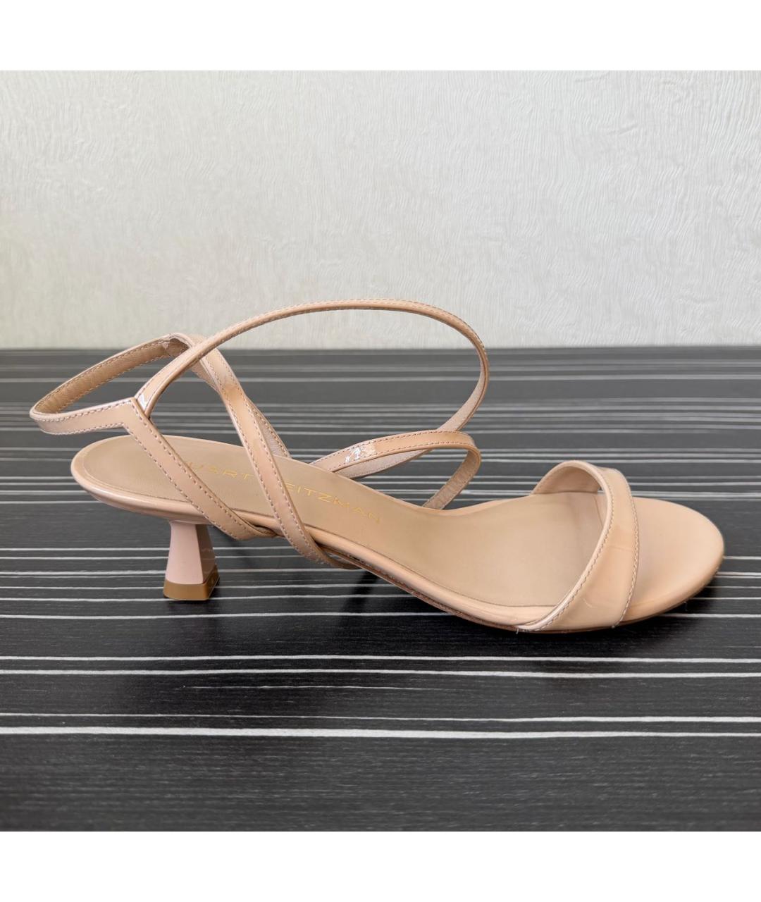 STUART WEITZMAN Бежевые босоножки из лакированной кожи, фото 7