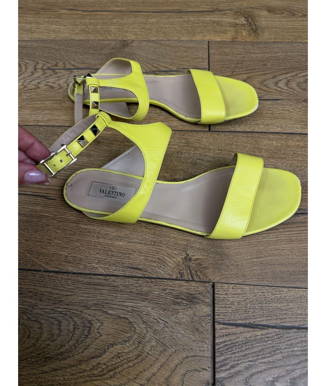 VALENTINO Желтые кожаные босоножки, фото 2