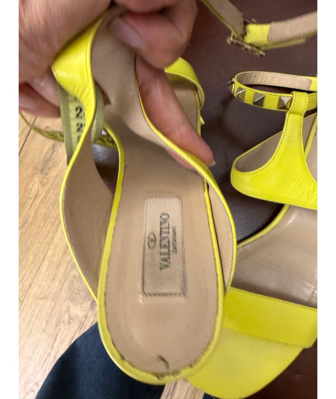 VALENTINO Желтые кожаные босоножки, фото 4