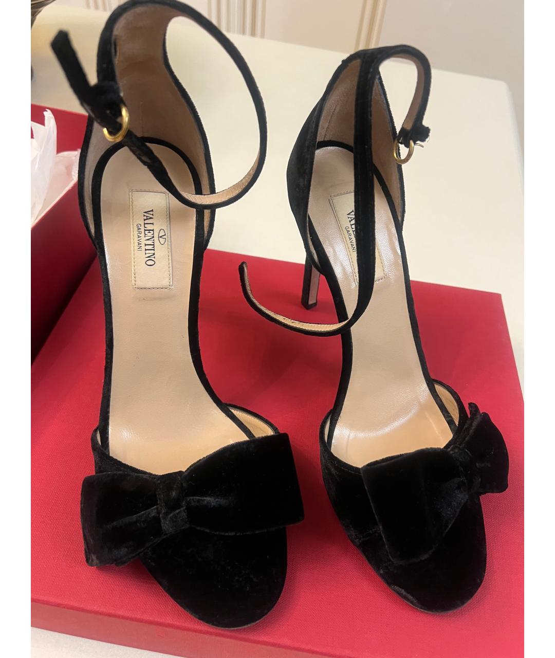 VALENTINO Черные бархатные босоножки, фото 2