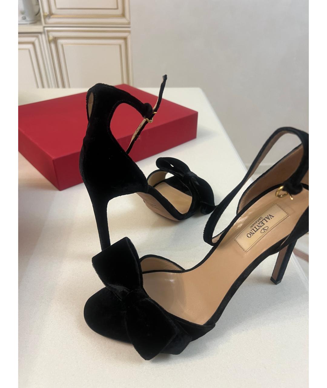 VALENTINO Черные бархатные босоножки, фото 5