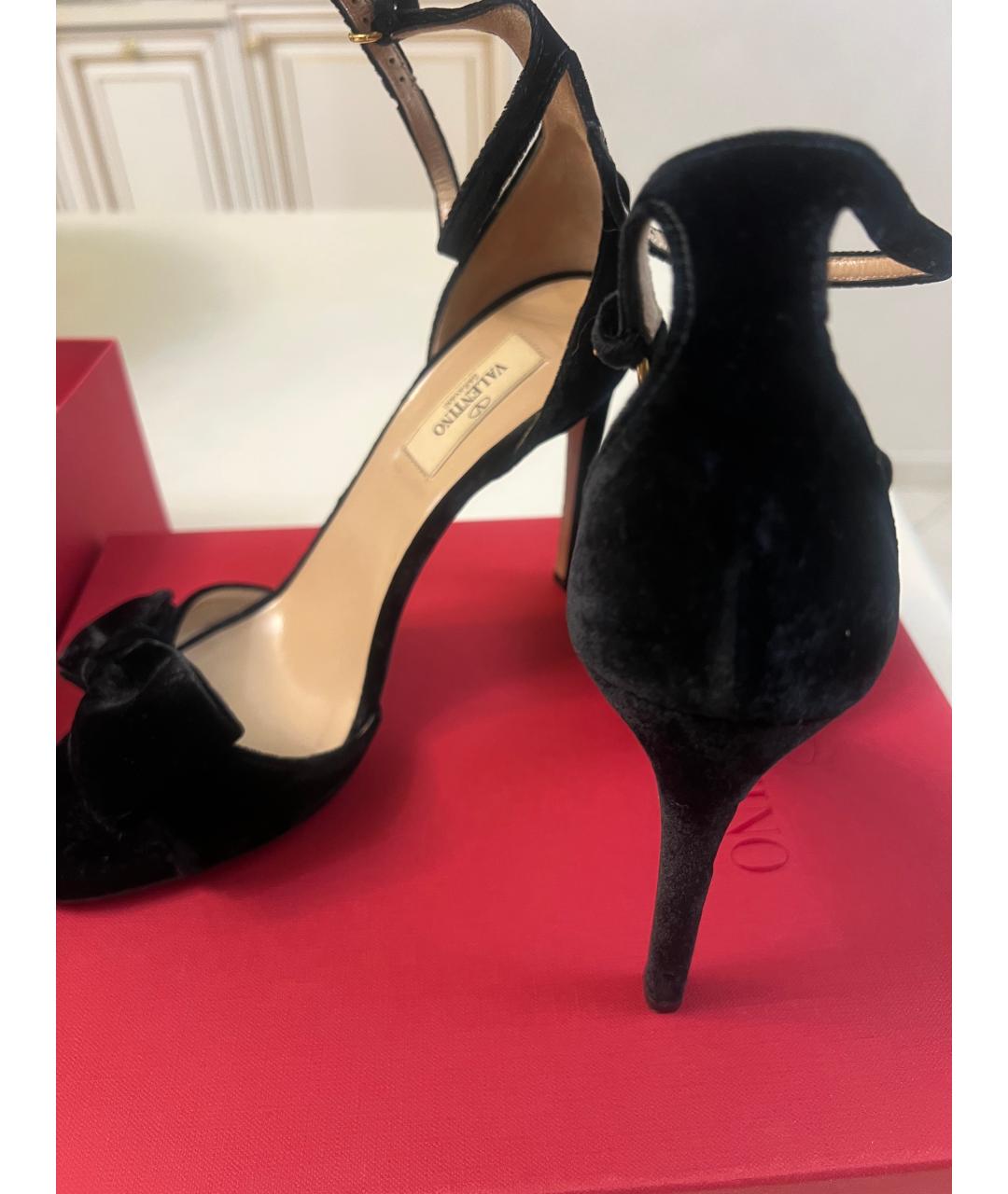 VALENTINO Черные бархатные босоножки, фото 4